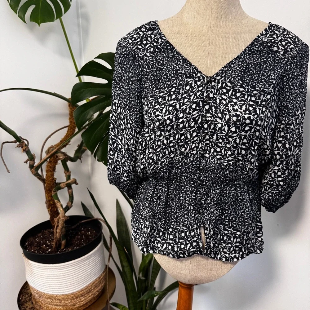 Banana Republic Silk Blouse Womens XS Navy Blue Floral Smocked Peplum V-Neck Top